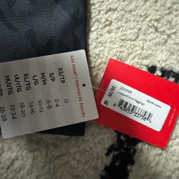 Spanx. Seamless Camo leggings. Color: black camo. Size:M - Picture 2 of 3